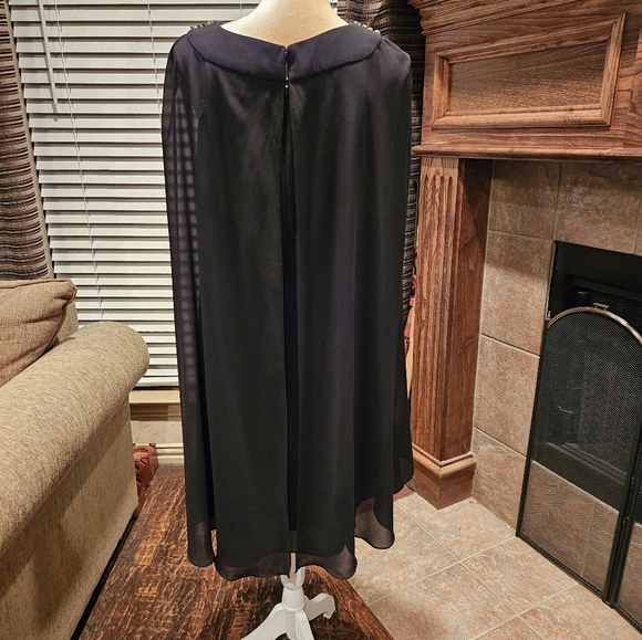 VINCE CAMUTO Black Chiffon Cape Effect Crepe Elegant Sheath Shift Dress Size 14 - Picture 2 of 6